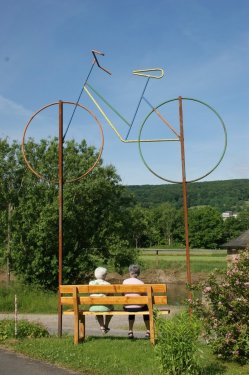 dames op bank voor grote fiets